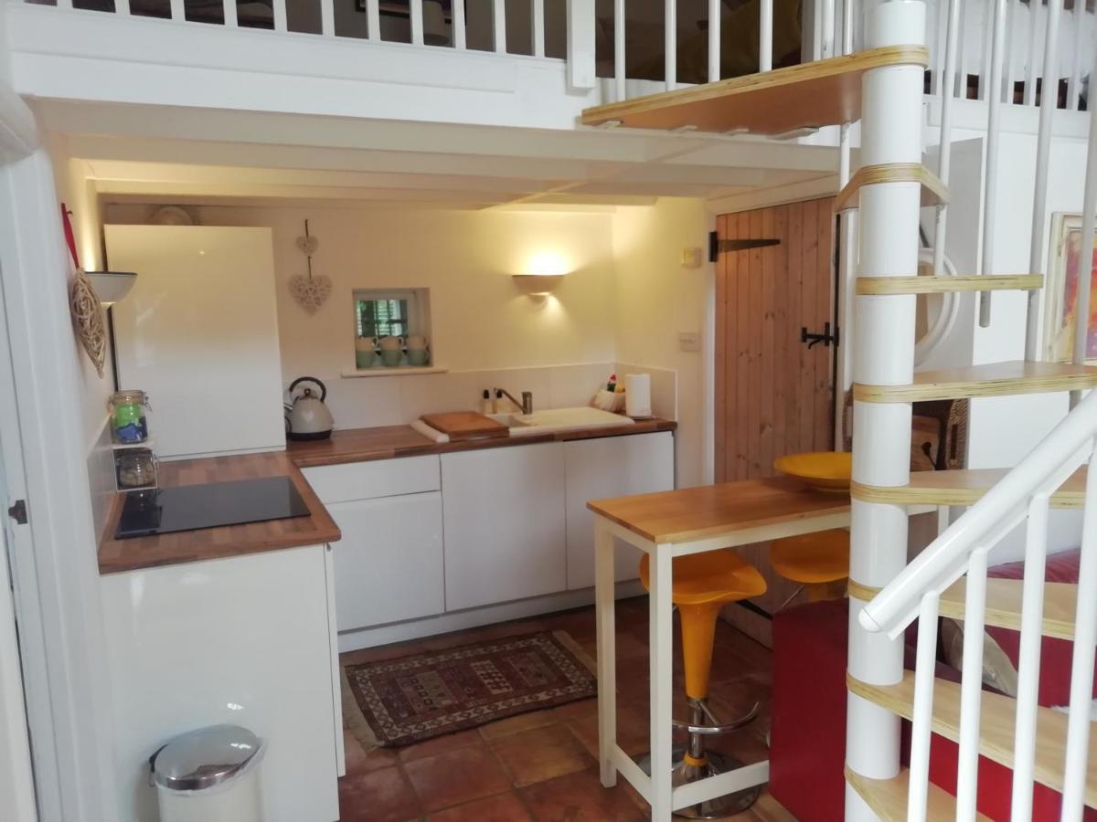 Unique Cottage Retreat Brighton ภายนอก รูปภาพ